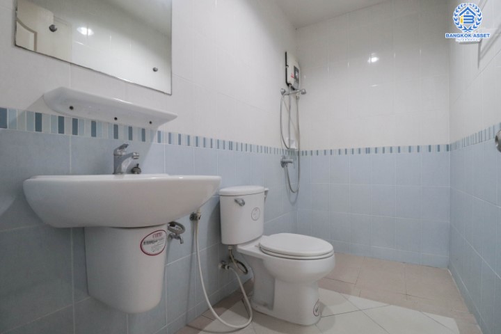 *****ทาวน์เฮ้าส์มือสอง ม.บ้านกลางเมืองสวิสทาวน์ เกษตร-นวมินทร์ แบรนด์ AP เนื้อที่ 29.5 ตร.ว. มาพร้อมฟังก์ชัน 3 ห้องนอน 3 ห้องน้ำ 2 ที่จอดรถ แถมฟรี !!! เครื่องปรับอากาศ 5 เครื่อง และเครื่องทำน้ำอุ่น 2 เครื่อง สภาพแวดล้อมเยี่ยม ทำเลดีเชื่อมต่อ ถ.พหลโยธิน, ถ.เกษตร-นวมินทร์ ใกล้ ม.เกษตร และรถไฟฟ้าสายสีเขียว "สถานีมหาวิทยาลัยเกษตรศาสตร์"